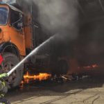 آتش سوزی در انبار و آسیب به دو کامیون