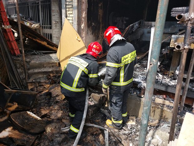 مهار آتش سوزی در منزل مسکونی در اصفهان