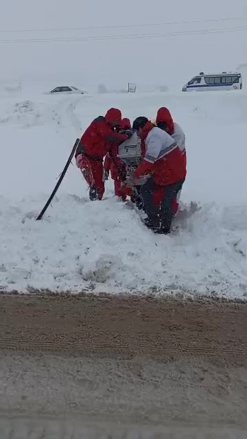 امداد رسانی به ۴۰۰ خانواده گرفتار در برف