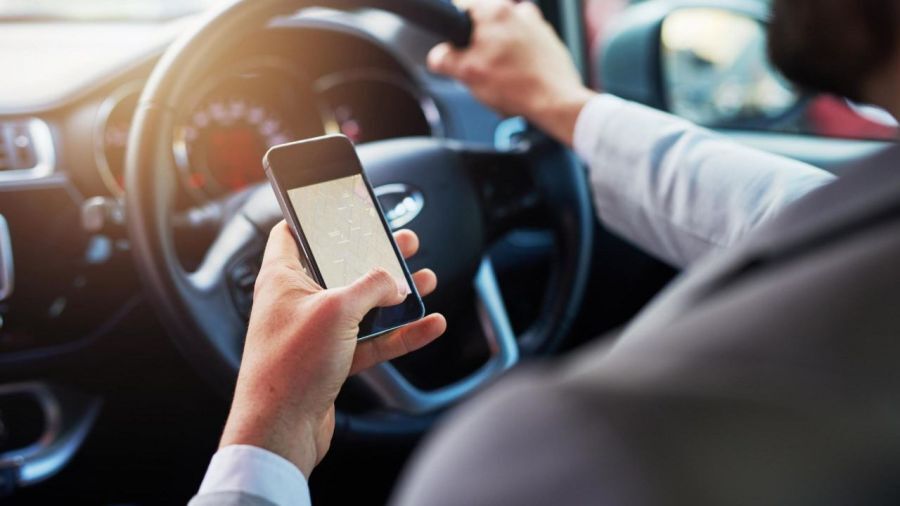 استفاده از تلفن همراه مهم‌ترین عامل تصادفات رانندگی